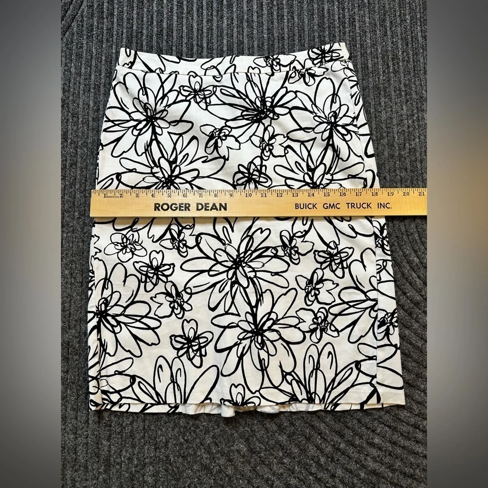 Cato Black White Floral A-Line Skirt Size 6 Feminine Retro Office Chic